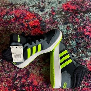 NWOB - Adidas Hoops Mid 2.0 kids